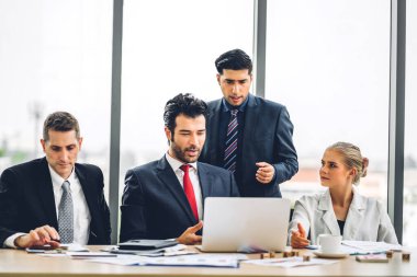 Profesyonel iş toplantıları ve yeni başlangıç projesiyle strateji tartışmaları. Modern ofiste dizüstü bilgisayarla yaratıcı iş adamları planlama ve beyin fırtınası. Takım çalışması kavramı