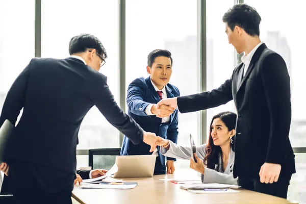 Bilden Sie Zwei Asiatische Geschäftspartner Eleganten Anzug Erfolgreich Beim Händedruck — Stockfoto