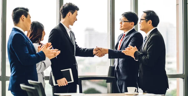 Bild Två Asiatiska Affärspartners Elegant Kostym Framgångsrika Handslag Tillsammans Framför — Stockfoto