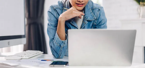 Jong Glimlachend Gelukkig Mooi Aziatisch Vrouw Ontspannen Met Behulp Van — Stockfoto