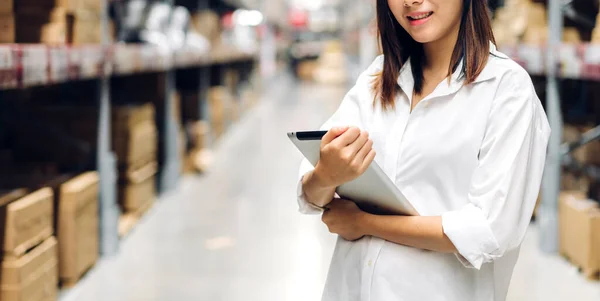 Portret Van Manager Werknemer Vrouw Staande Bestel Details Tablet Computer — Stockfoto