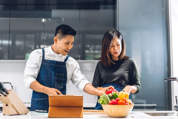 Junges Asiatisches Familienpaar Hat Spaß Beim Gemeinsamen Kochen Mit Frischem — Stockfoto
