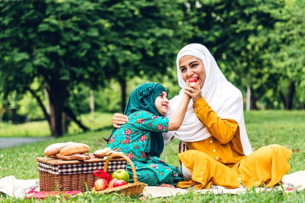 Mutlu Dindar Portresi Mutlu Asyalı Aile Arap Müslüman Anne Tesettürlü — Stok fotoğraf