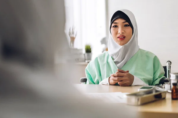 Müslüman Asyalı Kadın Doktor Hizmetleri Müslüman Kadın Hastalarla Görüşme Danışmanlık — Stok fotoğraf
