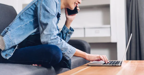 Jovem Sorrindo Feliz Bela Mulher Asiática Relaxante Usando Computador Portátil — Fotografia de Stock