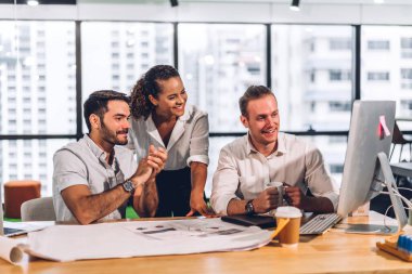 Profesyonel iş toplantıları ve yeni başlangıç projesiyle strateji tartışmaları. Modern çalışma ortamında masaüstü bilgisayarı ile yaratıcı iş adamları planlama ve beyin fırtınası. Takım çalışması kavramı