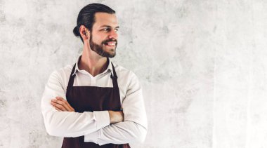 Yakışıklı sakallı baristanın portresi. Kafede çalışan küçük işletme sahibi.