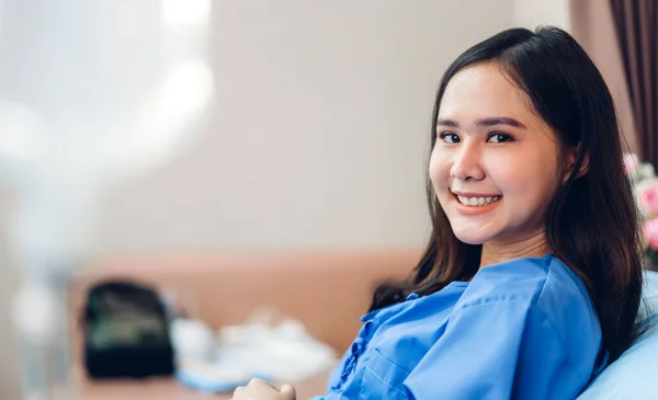 Portrait Einer Lächelnden Asiatischen Patientin Die Auf Dem Bett Sitzt — Stockfoto