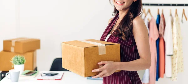 Freelancer Jovem Mulher Sme Business Compras Line Com Caixa Papelão — Fotografia de Stock