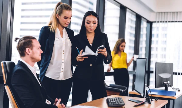 Grupo Reuniones Negocios Profesionales Discutir Estrategia Con Nuevo Proyecto Startup — Foto de Stock