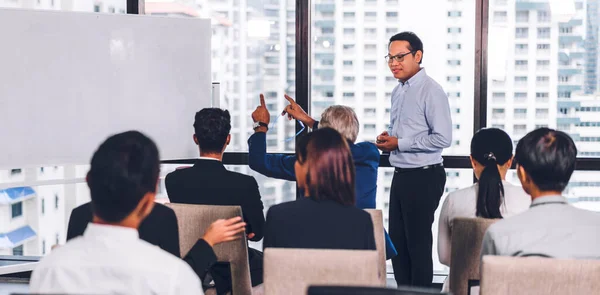 Businessman Standing Front Group People Consulting Meeting Conference Seminar Hall — Stock Photo, Image
