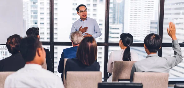 Zakenman Die Voor Een Groep Mensen Staat Het Consulteren Van — Stockfoto