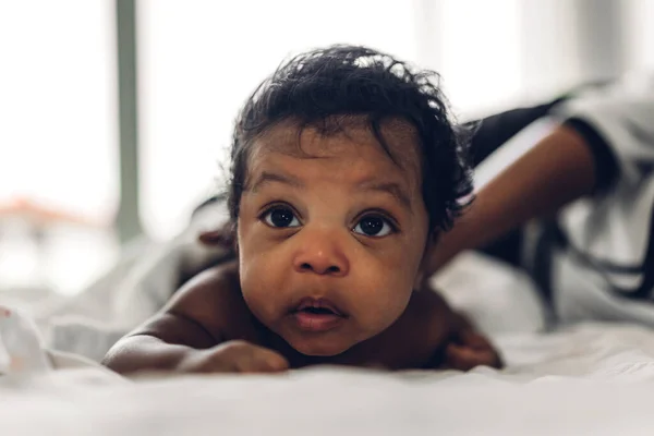Retrato Lindo Adorable Bebé Afroamericano Pequeño Mirando Cámara Dormitorio Blanco — Foto de Stock