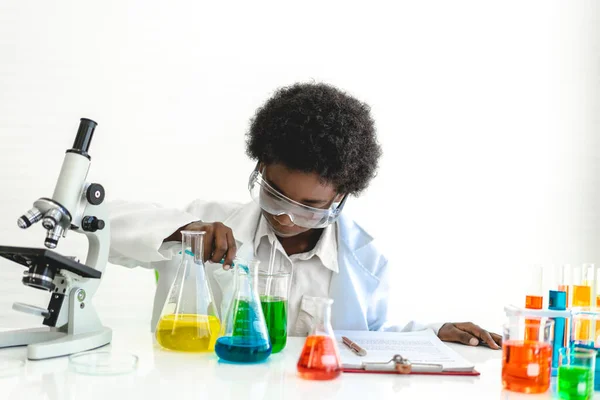 Afro Americano Bonito Menino Estudante Criança Aprendizagem Pesquisa Fazer Experimento — Fotografia de Stock