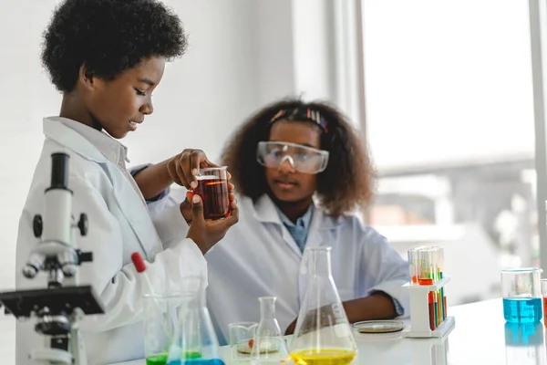 Dois Afro Americanos Bonitinho Menino Menina Estudante Pesquisa Aprendizagem Infantil — Fotografia de Stock