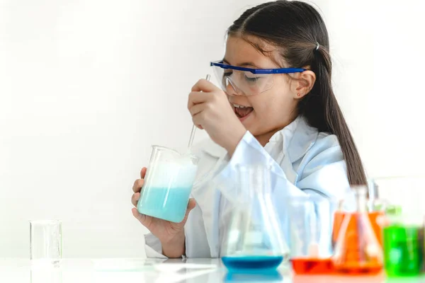 Menina Bonito Estudante Criança Aprendendo Pesquisa Fazer Experimento Químico Fazer — Fotografia de Stock