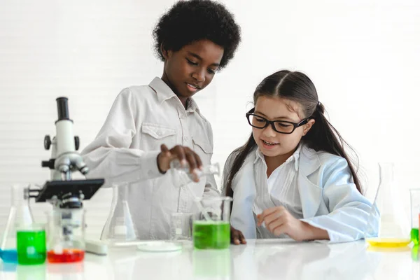 Grupo Adolescentes Pequenos Alunos Bonitos Pesquisa Aprendizagem Infantil Fazendo Experimento — Fotografia de Stock