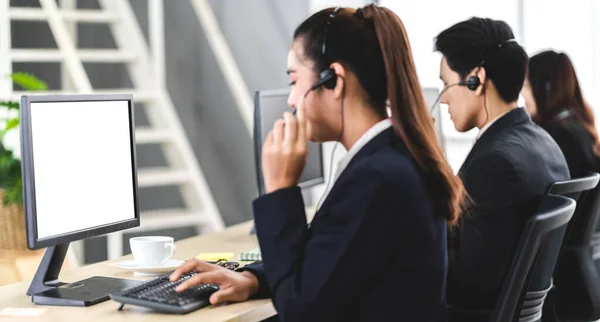 Schöne Geschäftsfrau Customer Support Services Arbeiten Mit Headset Und Computer — Stockfoto