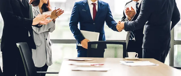 Imagem Dois Asiáticos Parceiros Negócios Terno Elegante Sucesso Handshake Juntos — Fotografia de Stock