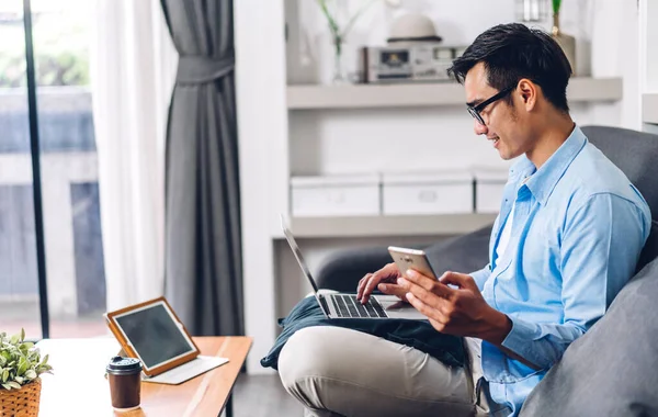 Jovem Sorrindo Asiático Homem Relaxante Usando Computador Portátil Trabalhando Vídeo — Fotografia de Stock