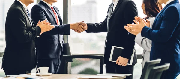 Imagem Dois Asiáticos Parceiros Negócios Terno Elegante Sucesso Handshake Juntos — Fotografia de Stock