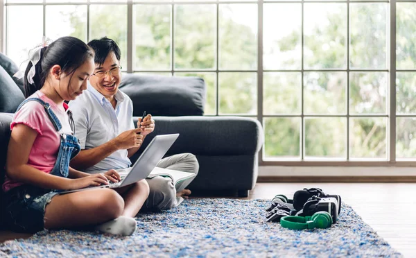 Padre Bambino Asiatico Bambina Apprendimento Guardando Computer Portatile Fare Compiti — Foto Stock