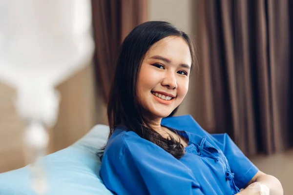 Retrato Mujer Asiática Sonriente Sentada Cama Mirando Cámara Con Atención —  Fotos de Stock