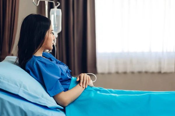 Yatakta Oturan Asyalı Kadının Portresi Sağlık Sigortası Ile Kameraya Bakıyor — Stok fotoğraf
