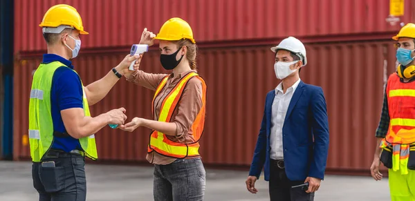 Professionnel Groupe Contremaître Cargaison Dans Les Casques Debout Aide Thermomètre — Photo