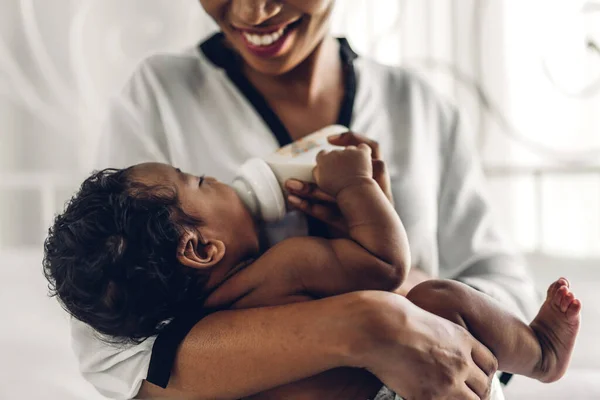 Portret Cieszyć Się Szczęśliwą Miłością Rodziny Afrykańskiej Amerykańskiej Matki Bawiącej — Zdjęcie stockowe