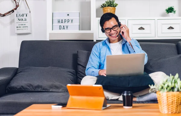 Junge Lächelnde Asiatische Mann Entspannen Mit Laptop Computer Arbeiten Und — Stockfoto
