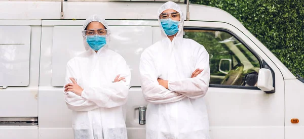 Professionelle Hold Til Desinfektion Arbejdstager Beskyttende Maske Hvid Dragt Desinfektionsmiddel - Stock-foto