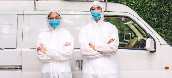 Профессиональные команды для дезинфекции работника в защитной маске и белый костюм дезинфицирующие спрей очистки вирус для оказания помощи службы убить коронавирус в доме клиента
