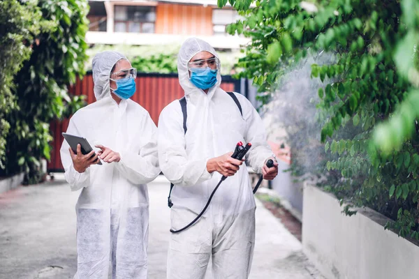 Professionele Teams Voor Desinfectie Werknemer Beschermende Masker Witte Pak Desinfecterende — Stockfoto