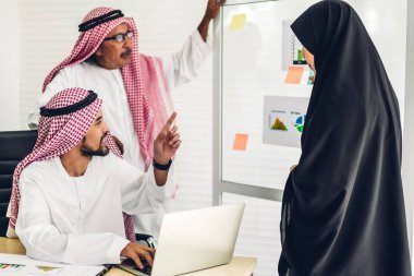 Üniversiteli Arap iş adamlarının dizüstü bilgisayar ve belge raporlarıyla çalışmalarının başarısı. Yaratıcı Arap iş adamları yeni bir başlangıç projesi projesiyle buluşup strateji analizi planlıyorlar.