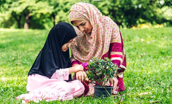 Portrait Religieux Profiter Heureux Amour Asiatique Famille Arabique Musulmane Mère — Photo