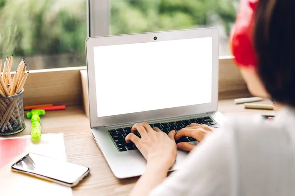 Jovem Mulher Criativa Relaxante Usando Computador Portátil Trabalhando Digitando Teclado — Fotografia de Stock