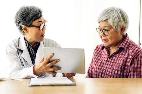 Doktor Danışmanlığı Hastanedeki Yaşlı Kadınla Ilgili Bilgileri Kontrol Edin Yaşlı — Stok fotoğraf