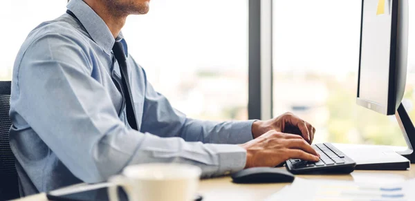 Guapo Empresario Confiado Relajante Mirando Tecnología Del Monitor Computadora Escritorio — Foto de Stock