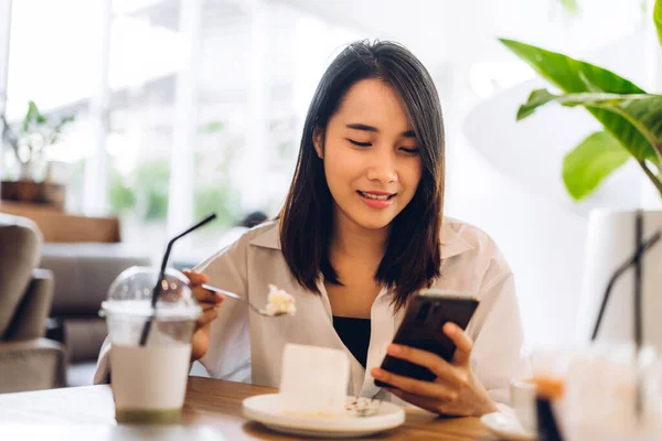 Portrait Smile Happy Beautiful Asian Woman Relaxing Using Digital Smartphone — Stok Foto