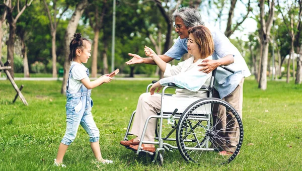 Retrato Abuelo Feliz Con Abuela Niña Linda Disfrutar Relajarse Parque —  Fotos de Stock