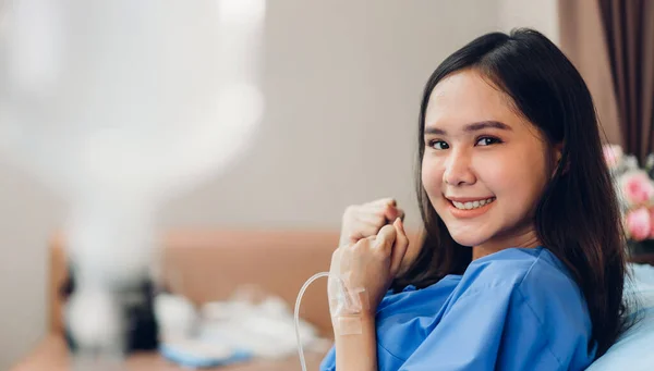 Portret Uśmiechniętej Azjatyckiej Pacjentki Siedzącej Łóżku Patrzącej Kamerę Opieką Medyczną — Zdjęcie stockowe
