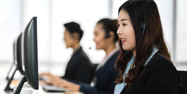 Grupo Feliz Asiático Sonriente Call Center Operador Negocios Atención Cliente — Foto de Stock