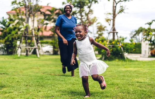 Retrato Desfrutar Amor Feliz Família Negra Afro Americana Mãe Pequena — Fotografia de Stock