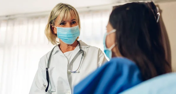 Kvinnlig Läkare Konsultera Och Hålla Hand Patienten Lugnande Med Omsorg — Stockfoto