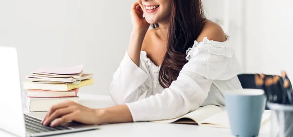 Retrato Sonriente Feliz Hermosa Mujer Asiática Relajante Utilizando Tecnología Computadora — Foto de Stock