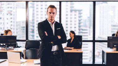 Zeki ve rahat bir şekilde Camara 'ya bakan kendine güvenen iş adamı. Genç yaratıcı iş arkadaşları. Ofiste çalışan ve strateji analizi planlayan iş adamları.