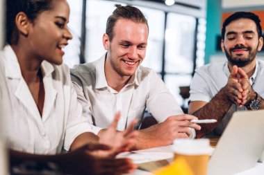 Profesyonel iş toplantıları ve yeni başlangıç projesiyle strateji tartışmaları. Modern ofiste dizüstü bilgisayarla yaratıcı iş adamları planlama ve beyin fırtınası. Takım çalışması kavramı