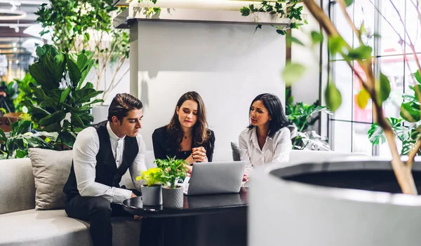 Grupo Negocios Profesionales Discutiendo Estrategia Reuniones Compartiendo Ideas Pensamientos Con —  Fotos de Stock