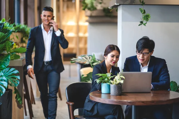 Grupo Negocios Profesionales Discutiendo Estrategia Reuniones Compartiendo Ideas Pensamientos Con — Foto de Stock